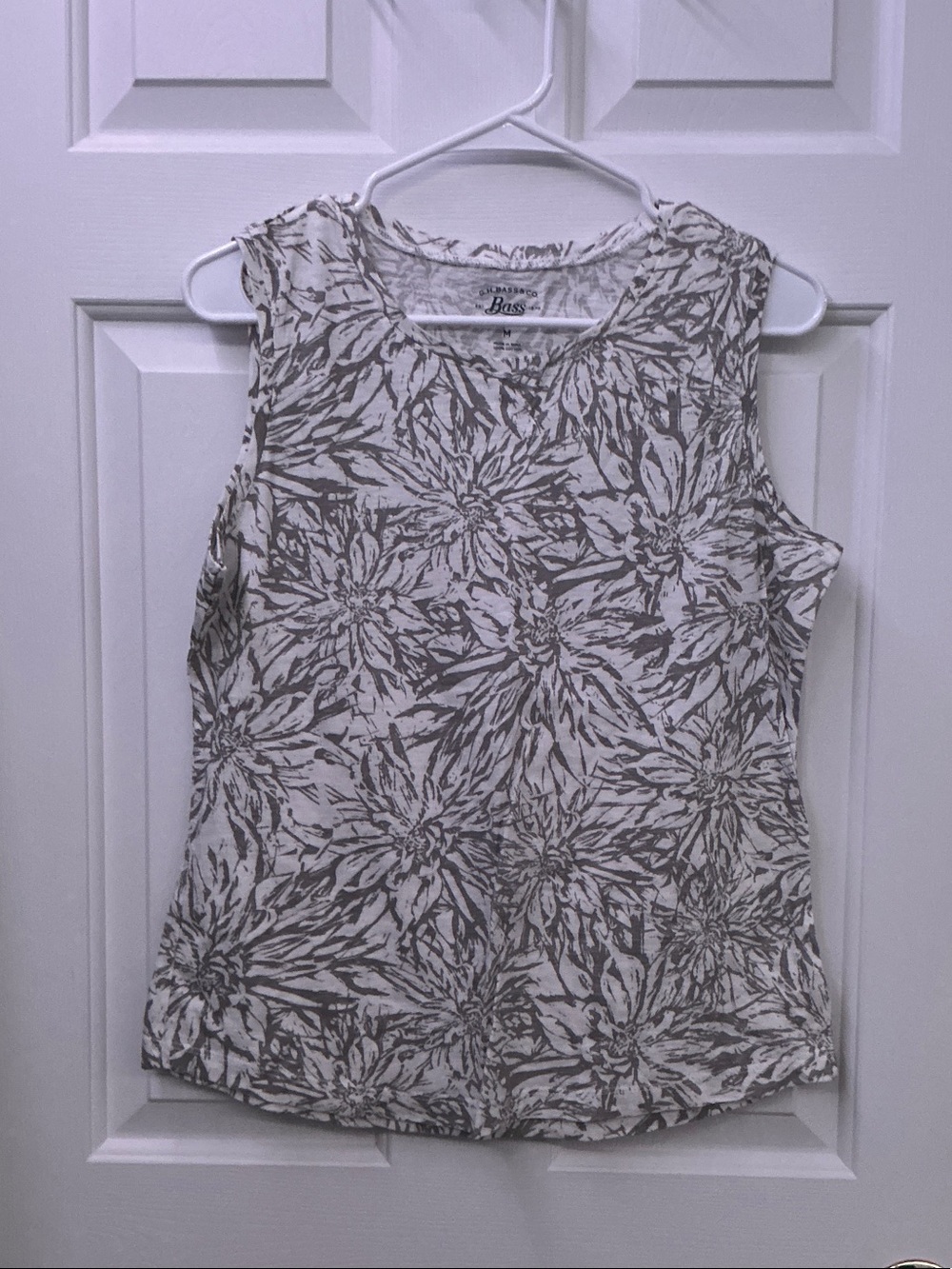 G.H. Bass & Co. White and Gray Floral Sleeveless Tank Top